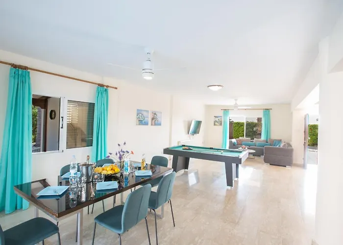 Papaya Royal Agia Napa