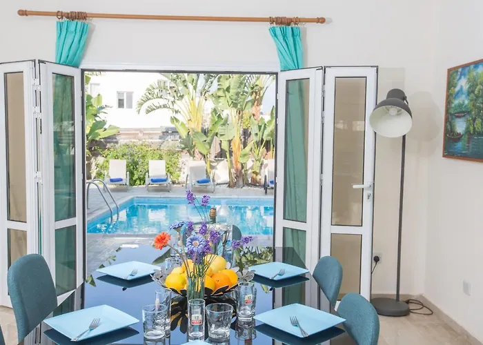 Papaya Royal Agia Napa